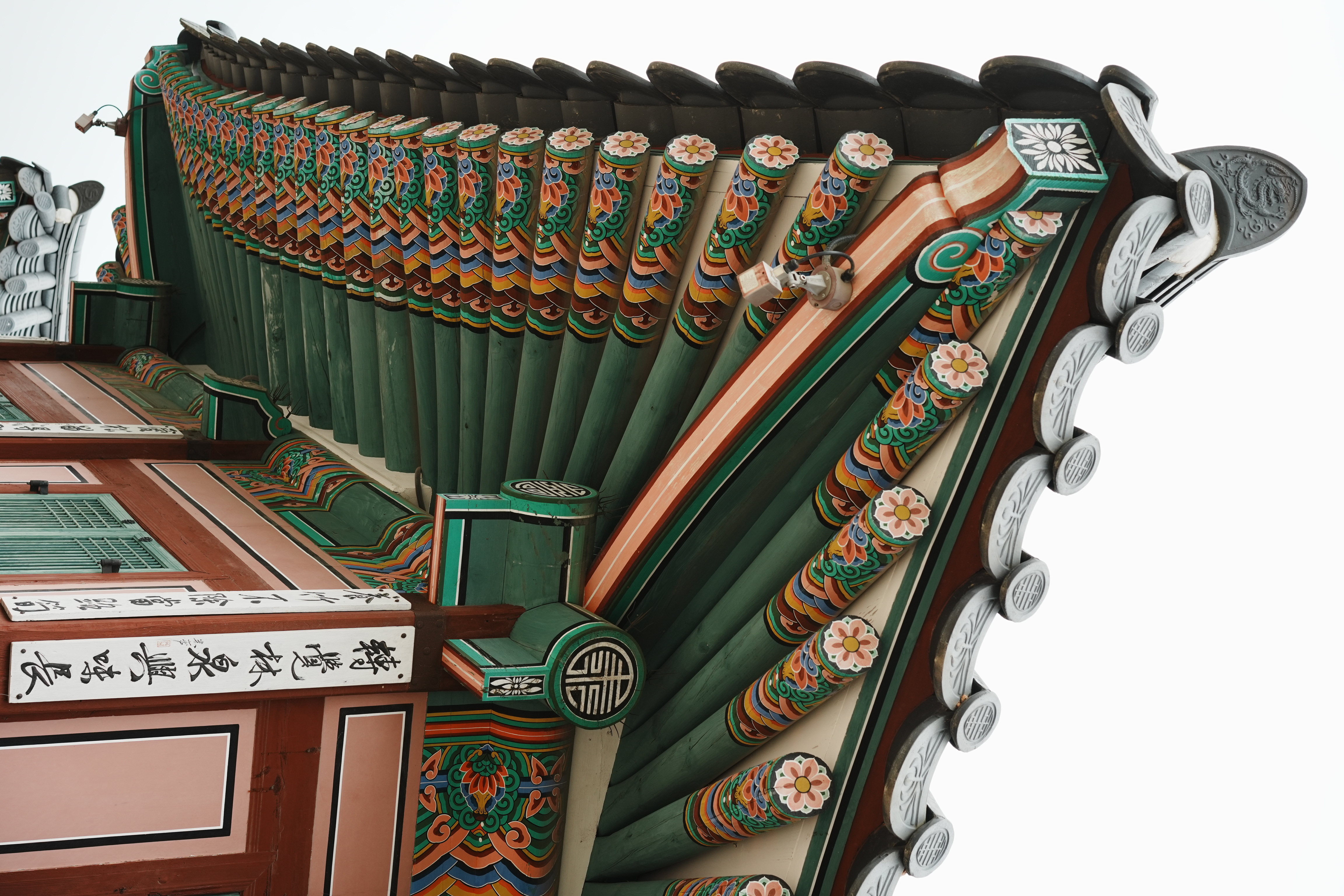 ornate eaves of the gyeokbokgong temple